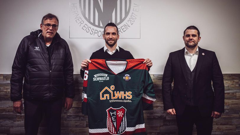 Freuen sich sehr über den Neuzugang: HEV-Geschäftsführer Jürgen Schubert (links) und Coach Danny Albrecht (rechts) mit dem neuen Stürmer Richie Mueller (Mitte).