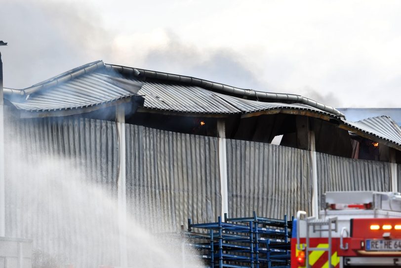 Einsatz der Feuerwehren des Kreises Recklinghausen und der Stadt Herten bei dem Großbrand der Lagerhalle der Hagebau Logistik in Herten (NW), am Sonntag (01.03.2020).