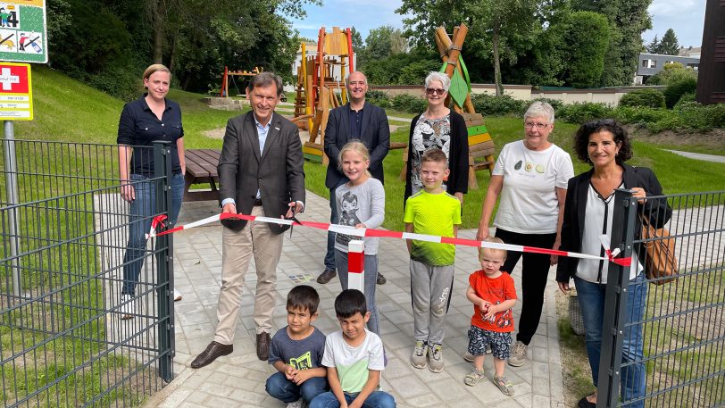 Unter anderem die Kinder, OB Frank Dudda (2.v.li.) und Kinderanwältin Bibi Buntstrumpf alias Nuray Sülü (re.) schnitten das Band durch.