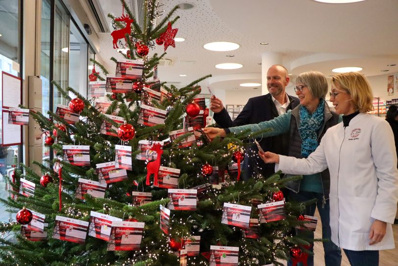 Wunschbaumaktion für Senioren in der Paracelsus-Apotheke in Zusammenarbeit mit dem Caritasverband Herne und der WAZ: (v.li.) Marc Opitz (Ludwig-Steil-Haus), Mechthild Greifenberg (Caritasverband Herne) und Heike Sibbel (Paracelsus-Apotheke) hoffen, dass alle Weihnachtskarten vom Baum geholt werden.