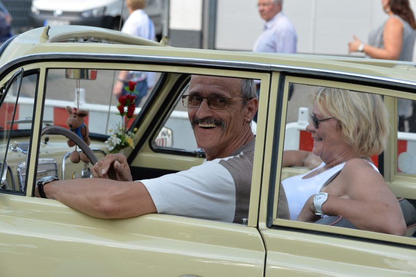 Kirmesoldtimer fahren von Bochum zum Cranger Kirmesplatz