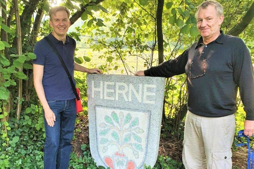 v.l. Mathias Grunert und Christian Pätsch mit dem steinernen Stadtwappen.