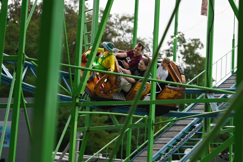 Alpen Coaster Riesenrad Jupiter, Kettenkarussel Wellenflug Blick auf die Cranger Kirmes von der Rathausstraße aus. Im Bild Riesenrad Jupiter, Hochfahrbetrieb Evolution sowie der Turm vom Hochfahrbetrieb Hangover The Tower