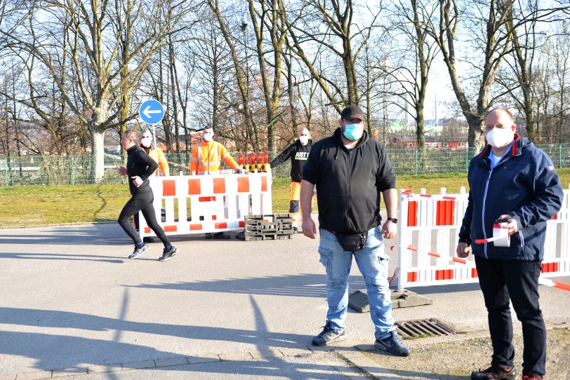 Das Testzentrum auf dem Cranger Kirmes Platz bekommt eine neue Verkehrsführung. im Bild:  Andre Schümann Straßenbaumeister der Stadt Herne und Klaus Möllmann, der Betreiber des Testzentrums und Chef von Hospitrans.