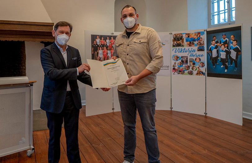 OB Dr. Frank Dudda mit Lukas Winkelmeyer vom Sherwood Bogensport-Club.