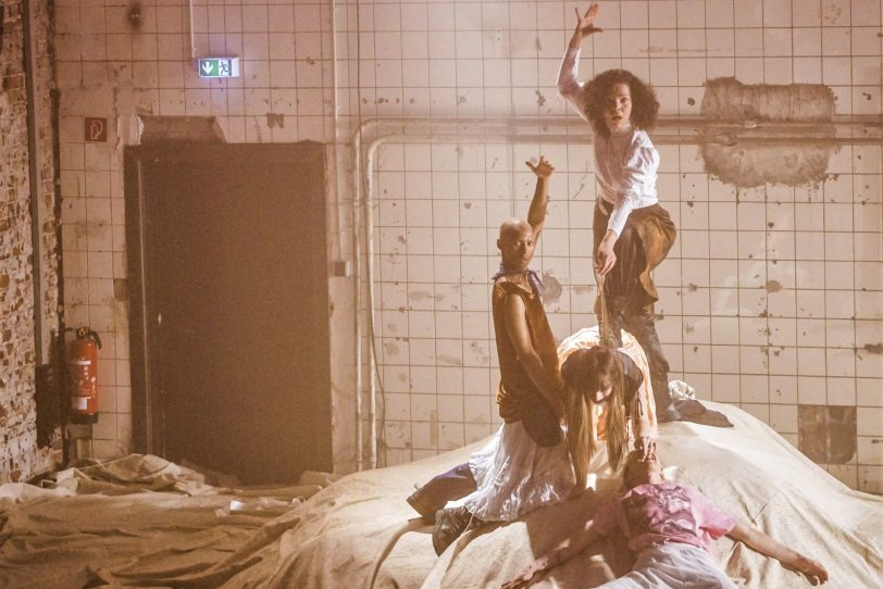 Tiran Normanson, Ann Göbel, Karin Moog und Max Göran im Theaterstück: Geister.