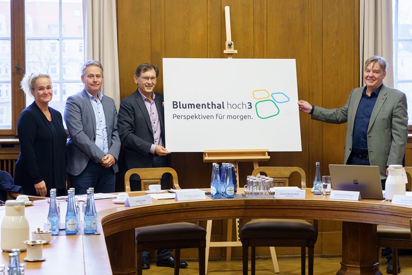 Stellen das neue Blumenthal Logo vor: (v.l.) Jutta Schlotthauer (Agentur „dot.blue“), Dezernent Stefan Thabe, Oberbürgermeister Dr. Frank Dudda und Ronald Graf (Geschäftsführer der städtischen Blumenthal-Entwicklungsgesellschaft mbH).