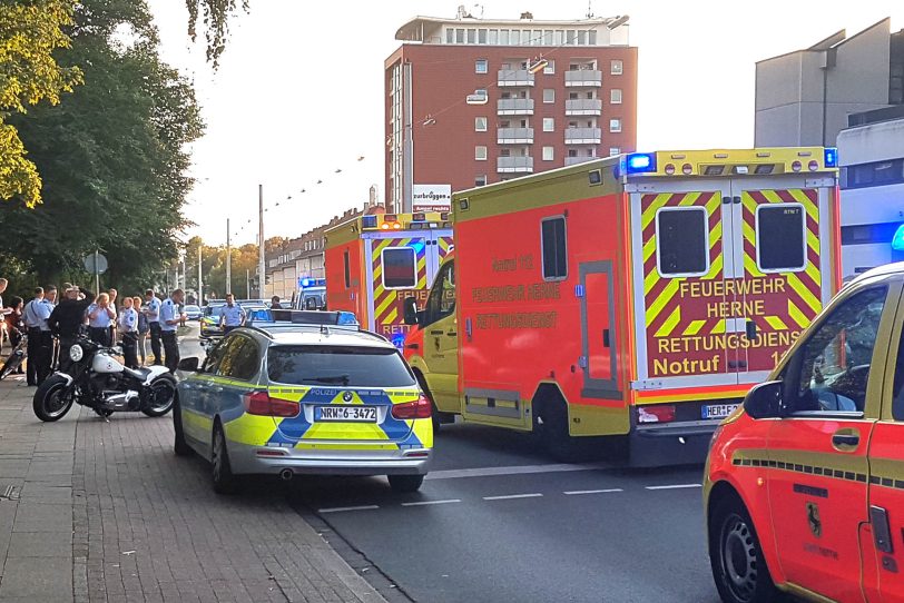 Schlägerei an der Holsterhauser Straße - Insassen eines schwarzen Audis prügeln auf Rocker ein.