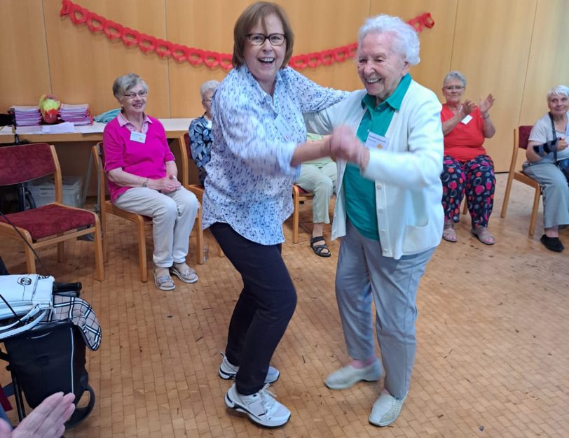 Monika Stapel tanzt mit der ältesten Teilnehmerin: Charlotte Stachiwiak (101).