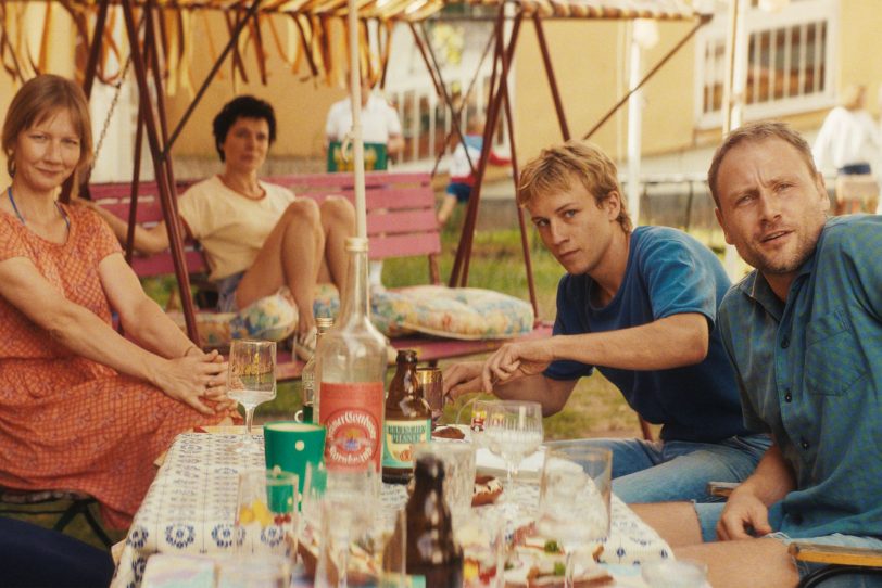 Ein sommerlicher Abend mit Maren (Sandra Hüller), Janette (Kathrin Wehlisch), Jannek (Anselm Haderer) und Robert (Max Riemelt).