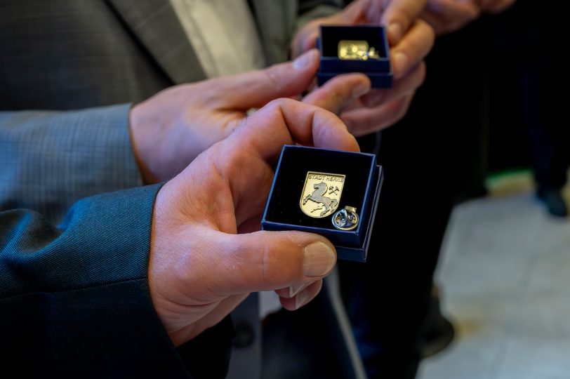 Ehrungen im Oktober 2025: Eine Ehrenplakette der Stadt.