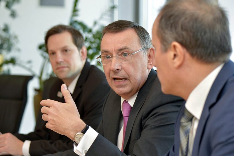 v.l. Jörg Velling (Sprecher Sparkasse), Hans Jürgen Mulski, Antonio Blanquez (Vorstand Sparkasse). (Archiv)