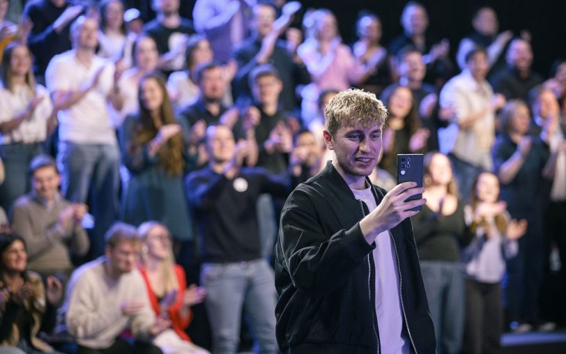 Jennifers junger Lover Julian (László Branko Breiding) hält für seine Follower das turbulente „Wiedersehen“ fest.