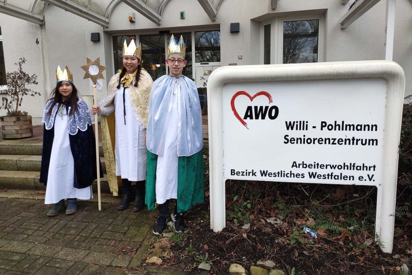 Sternsinger der Gemeinde St. Konrad besuchten im Januar 2023 das AWO Willi-Pohlmann Seniorenzentrum.
