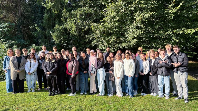 Die neuen Auszubildenden der Zentralen Pflegefachschule freuen sich auf ihren Start ins Berufsleben.