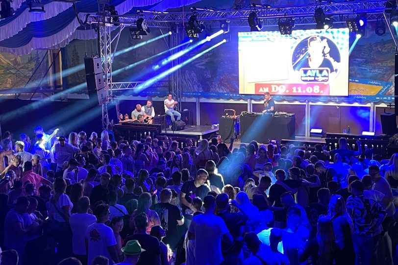 Veranstaltung "Malle dir einen" am Donnerstag (11.8.2022) im Bayern Festzelt auf der Cranger Kirmes mit DJ Robin (im Bild), Julian Sommer und Asphalt Anton.