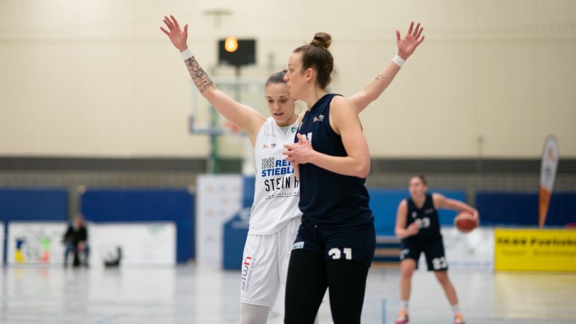 Die Basketballerinnen vom Herner TC gewinnen am Mittwoch (2.3.2022) mit 85:69 gegen die Capitol Bascats Düsseldorf. Im Bild (hinten) Kristina Topuzovic.