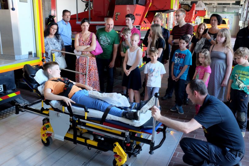 Eltern und Kinder zu Besuch bei der Feuerwehr.