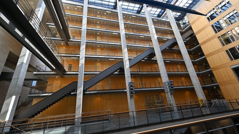 hallo-Fotograf Heinz-Jürgen Bourichter wurde durch das Paul-Löbe-Haus, das Marie-Elisabeth Lüders Haus und den Reichstag in Berlin geführt. Allabendlich beginnt mit Einsetzen der Dunkelheit eine Film-, Licht- und Tonprojektion mit dem Titel „Dem deutschen Volke — Eine parlamentarische Spurensuche. Vom Reichstag zum Bundestag“.