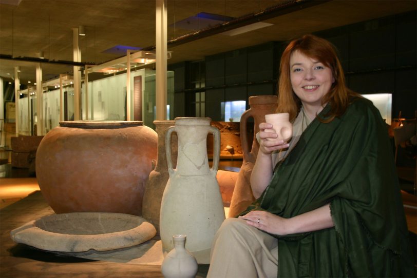 Die Schankwirtin Cynthia, Besitzerin eines römischen Wirtshauses, berichtet vom Leben im Schatten der Legion.