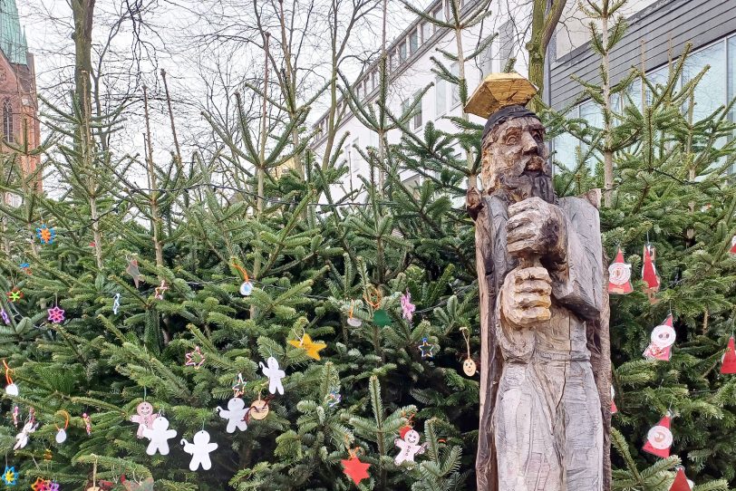 Geschmückte Weihnachtsbäume – viele Kinder waren fleißig.