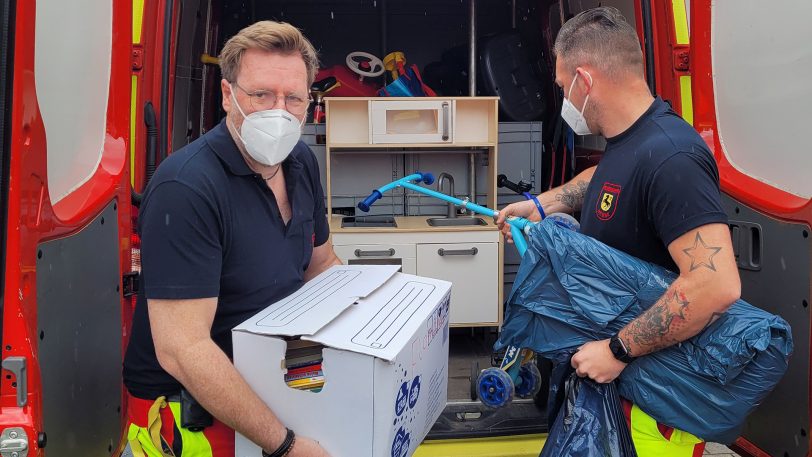 Weitere Feuerwehrleute übergaben Spielzeug an das Kinder- und Jugendheim Wittekindshof.