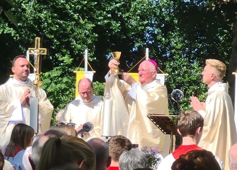Fronleichnam 2025 in St. Dionysius: Weihbischof Ted Hoogenboom aus Utrecht und Dr. Nils Petrat.