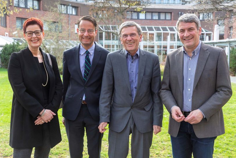 LWL-Jugenddezernentin Birgit Westers, NRW-Familienstaatssekretär Andreas Bothe, Abteilungsleiter im NRW-Familienministerium Manfred Walhorn und LVR-Jugenddezernent Lorenz Bahr.