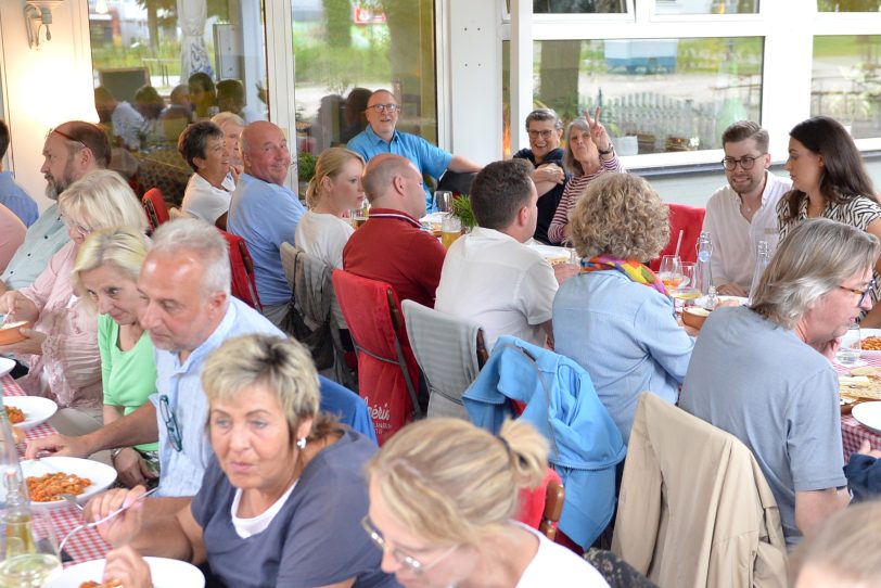 Sardische Leckereien und neue Freundschaften beim ersten Sardischen Abend im Biergarten von Ollis Restaurant.