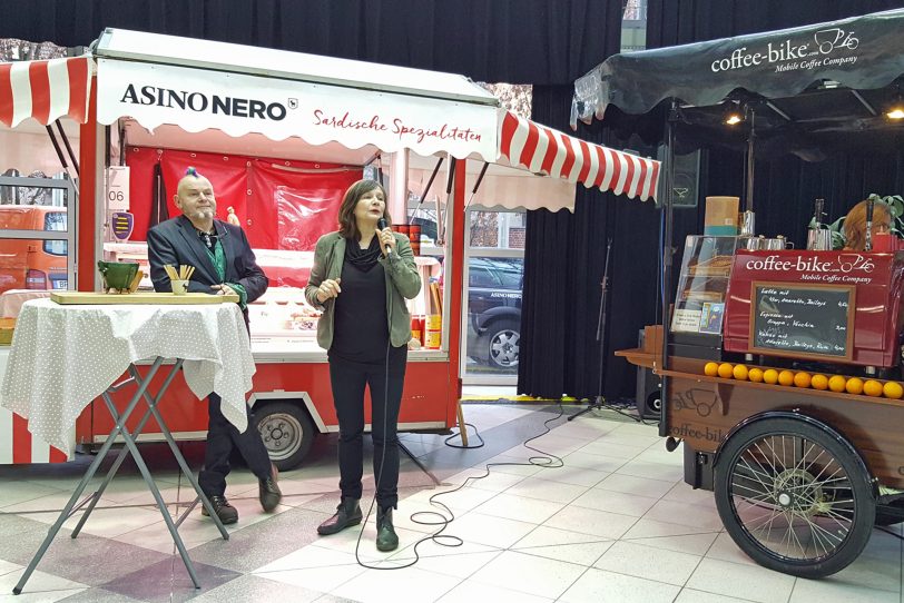 Punky Bahr und Bettina Hahn laden zum Feierabendmarkt in das Hertener Glashaus ein.