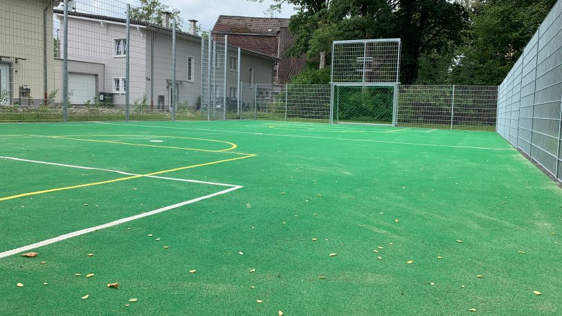 Hier kann gekickt werden, Basketballkörbe folgen noch.