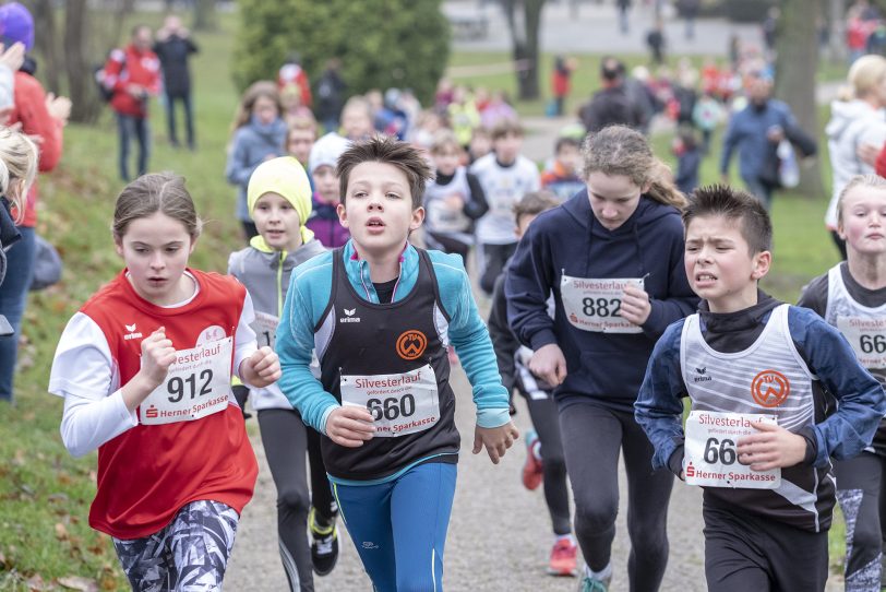Junge Läuferinnen und Läufer beim 41. Herner Silvesterlauf im Gysenberg.