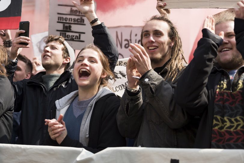 Mala Emde und Noah Saavedra auf der Demo. Kinofilm: Und morgen die ganze Welt.