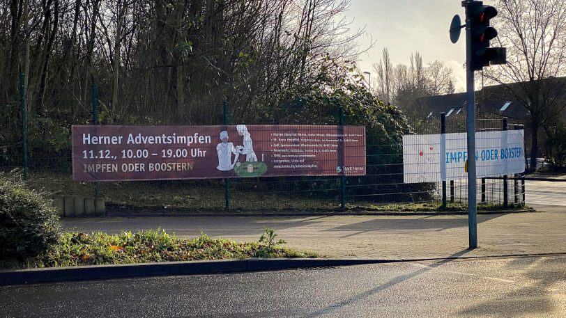 Die neuen Banner und Plakate hängen bereits in der Stadt.