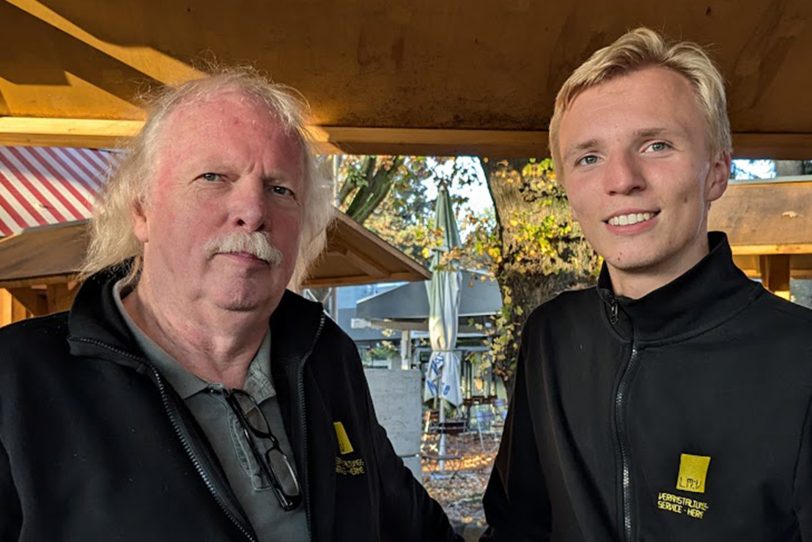 Packen zusammen an: (v.l.) Norbert und Mika Menzel von der Veranstaltungsagentur LM:V beim Aufbau der Stände im herbstlichen Sonnenschein.