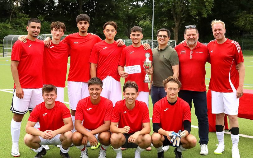 Das Team der SPD Herne setzte sich beim eigenen traditionellen Turnier am Samstag (5.7.2025) auf der neuen Kunstrasenanlage am Sportplatz Stratmanns Hof am Ende durch und holte den Turniersieg. Mit im Team war der Bundestagsabgeordnete Hendrik Bollmann (stehend, re.).