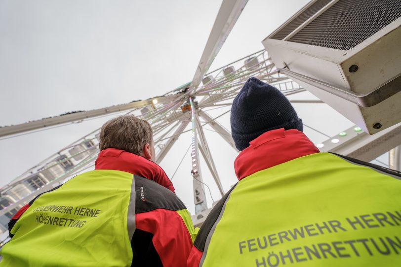 Üben eines Einsatzes der Höhenretter der Herner Feuerwehr am Mittwoch (14.12.2022) beim Riesenrad am Cranger Weihnachtszauber.