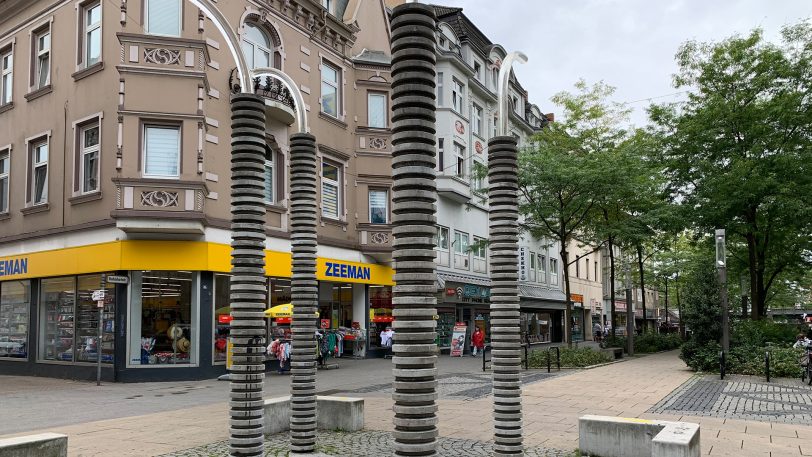 Der Lichtpunkt an der Ecke Bahnhofstraße/Vinckestraße mit den leuchtenden Glasfühlern auf den Säulen.