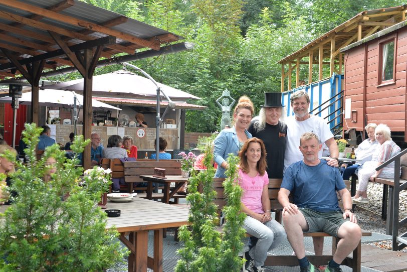 Freude über die Spende: Im Bild sind (vorne, v.li.) Manuela und Eddie Jörg, (hinten, v.li.): Bärbel Klein, Horst Schröder und Michael Mehl im Gleiscafé Fritzchen.