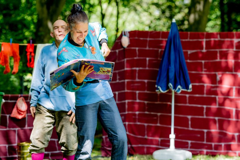 Birgit Iserloh und Ralf Lambrecht sind das Theater Traumbaum. Mit dem Stück 'Himmelsleiter' kommen sie auf die Schulhöfe der Grundschulen.