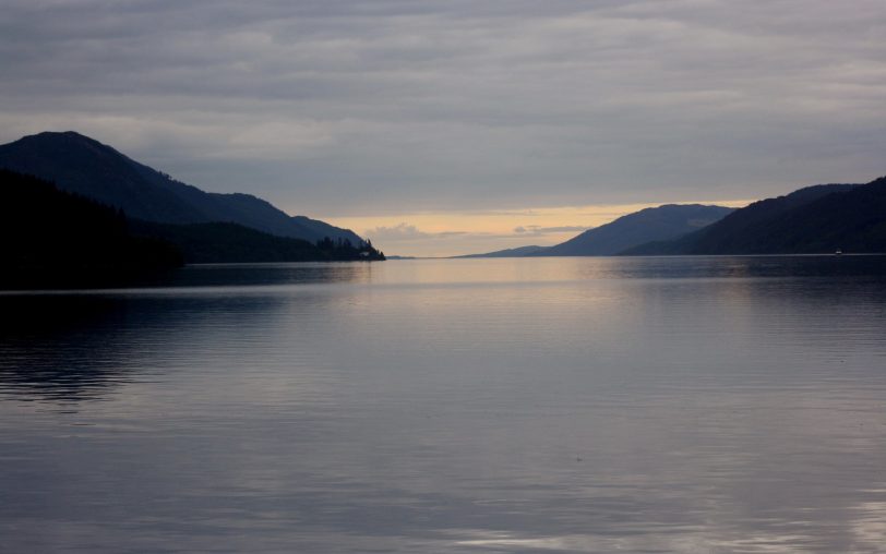 Loch Ness ist ein Süßwassersee im schottischen Hochland. Er liegt in der Council Area Highland etwa zehn Kilometer südwestlich von Inverness im Great Glen.