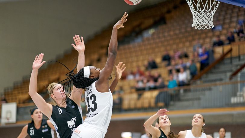 Die HTC-Damen gewinnen gegen die SNP BasCats USC Heidelberg am Sonntag (3.10.2021) mit 66:64. Im Bild Nicole Enabosi