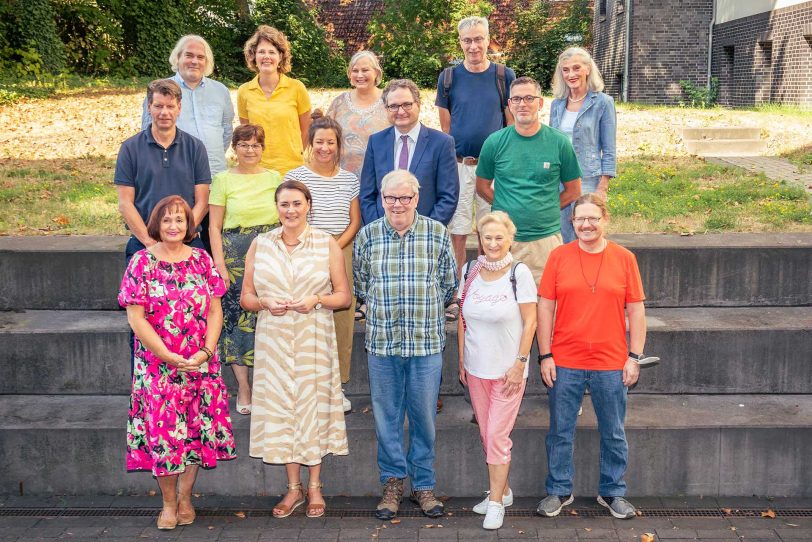 Freuen sich aufs Pilgern: Dr. Peter Nyhuis, Chefarzt und Ärztlicher Direktor (Mitte, 2.v.r.), Dr. Beate Brieseck (unten, 2.v.l.) und weitere Mitarbeiter sowie Patienten des St. Marien Hospital Eickel.