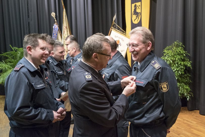 Uwe Wiedenbeck zeichnet Andreas Spahlinger, mit dem Feuerwehrehrenkreuz in Gold aus.