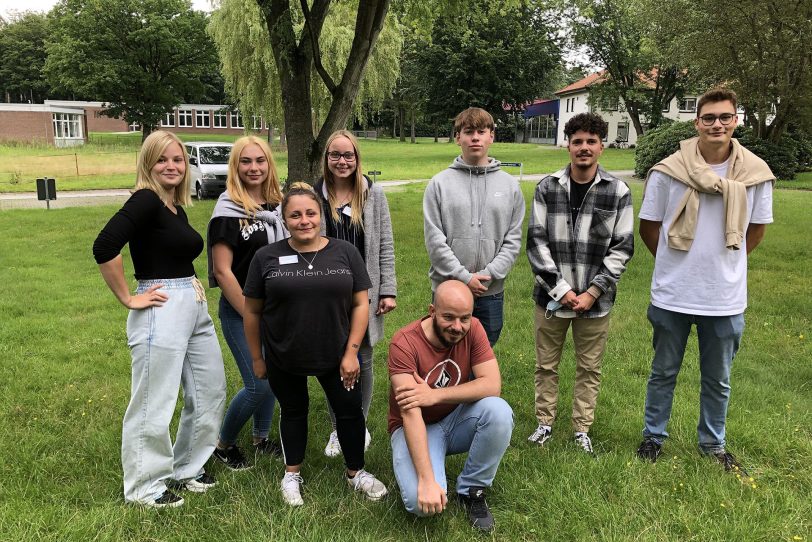 Der LWL-Wohnverbund begrüßt seinen neuen Kollegen, die teilweise für ein Foto zur Verfügung standen.
