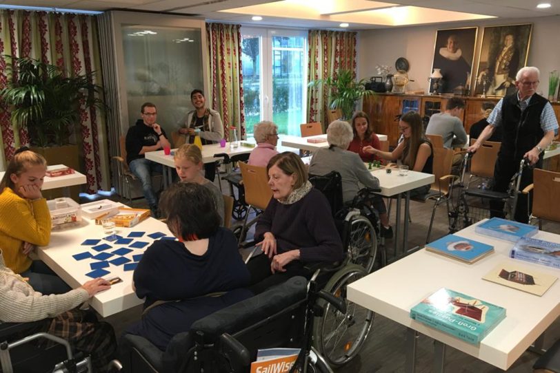Mitglieder des Kijupa beim Spieleabend in der Einrichtung Wohnen am Schloss.