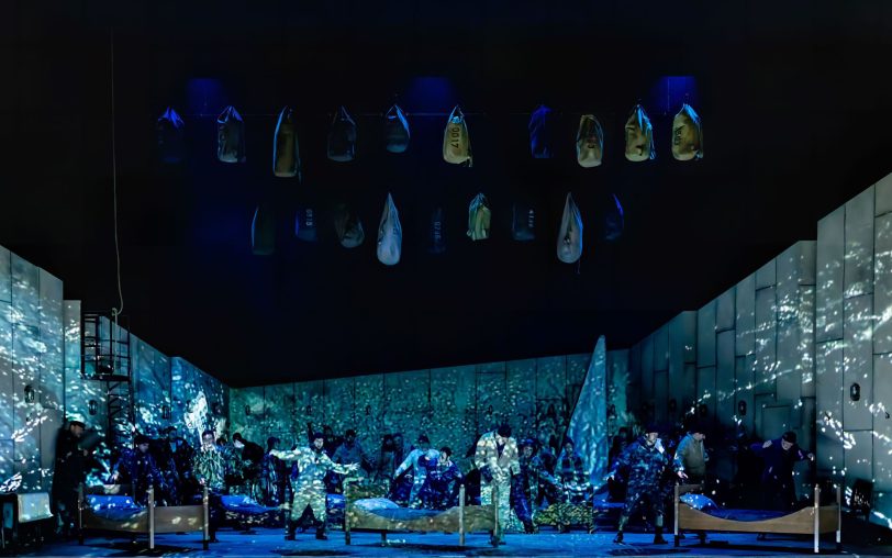 Spektakulärer multimedialer Auftakt im Gelsenkirchener Musiktheater in Wagners „Fliegendem Holländer“ zur gewaltigen Wucht der Musik aus dem Graben.