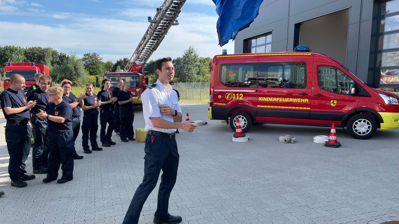 Benjamin Heinemann, bei der Berufsfeuerwehr zuständig für die freiwillige Feuerwehr, präsentierte das neue Transportfahrzeug.