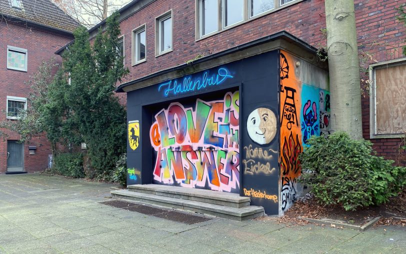 Ein neuer „Anstrich“ von außen: Das neue Graffiti am Hallenbad wurde am Montag (10.3.2025) aufgesprüht. Dagegen ist nach der Ratssitzung am Dienstag (11.3.2025) erstmal der Abriss und Neubau besiegelt.