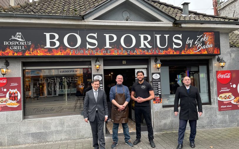 OB Dr. Frank Dudda schaute persönlich am Bosporus-Grill vorbei und überbrachte ein Geschenk: im Bild mit (2.v.l.) Chef Ercan Cakal, Sohn und Juniochef Erdal Cakal und Ibrahim Baltaci, Vorsitzender des Integrationsrates.